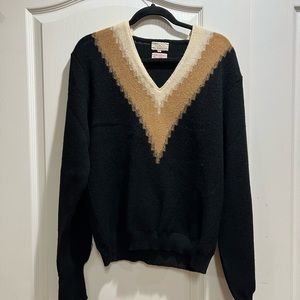 Beautiful sweater BULLOCK’S .. has a very small hole but fixable (see picture)